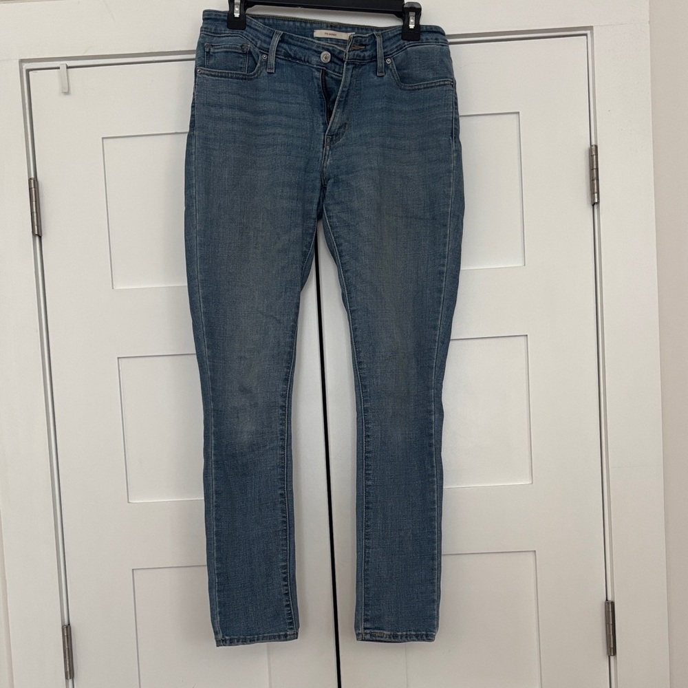 Levi's Women's 711 Skinny Jeans in Medium Blue Wash